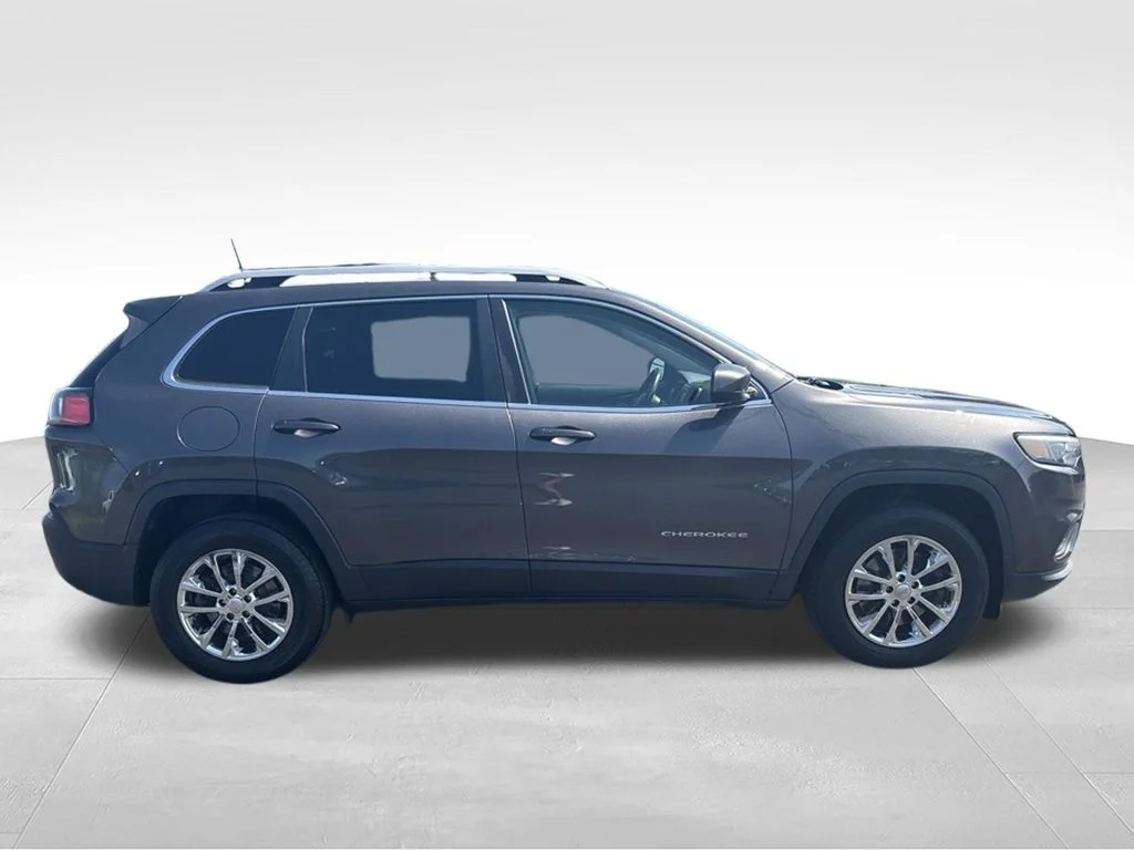 Used 2019 Gray Jeep Latitude Plus image 2