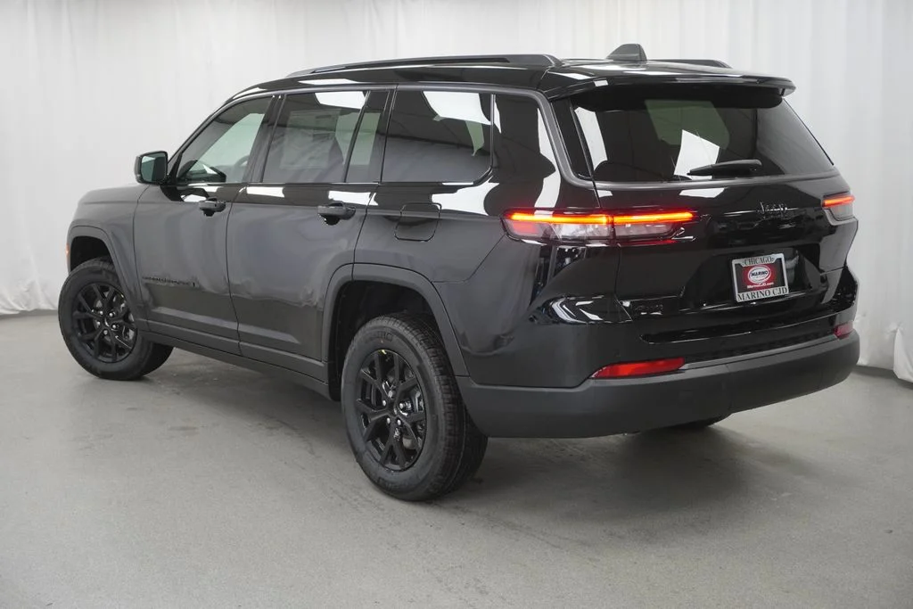 New 2026 Diamond Black Crystal Pearl-Coat Exterior Paint Jeep Altitude image 13