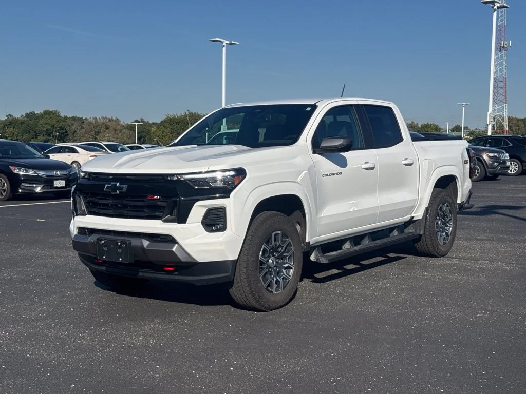 Used 2025 White Chevrolet Z71 image 7