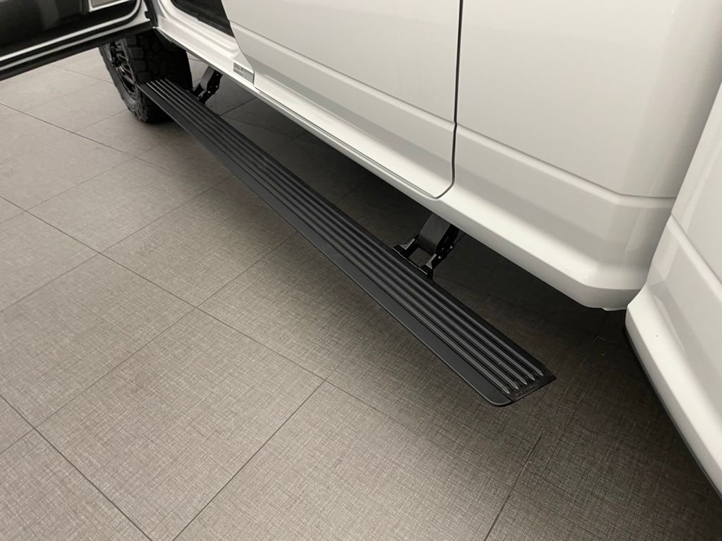 New 2026 Bright White Clear-Coat Exterior Paint RAM Laramie DRW image 15