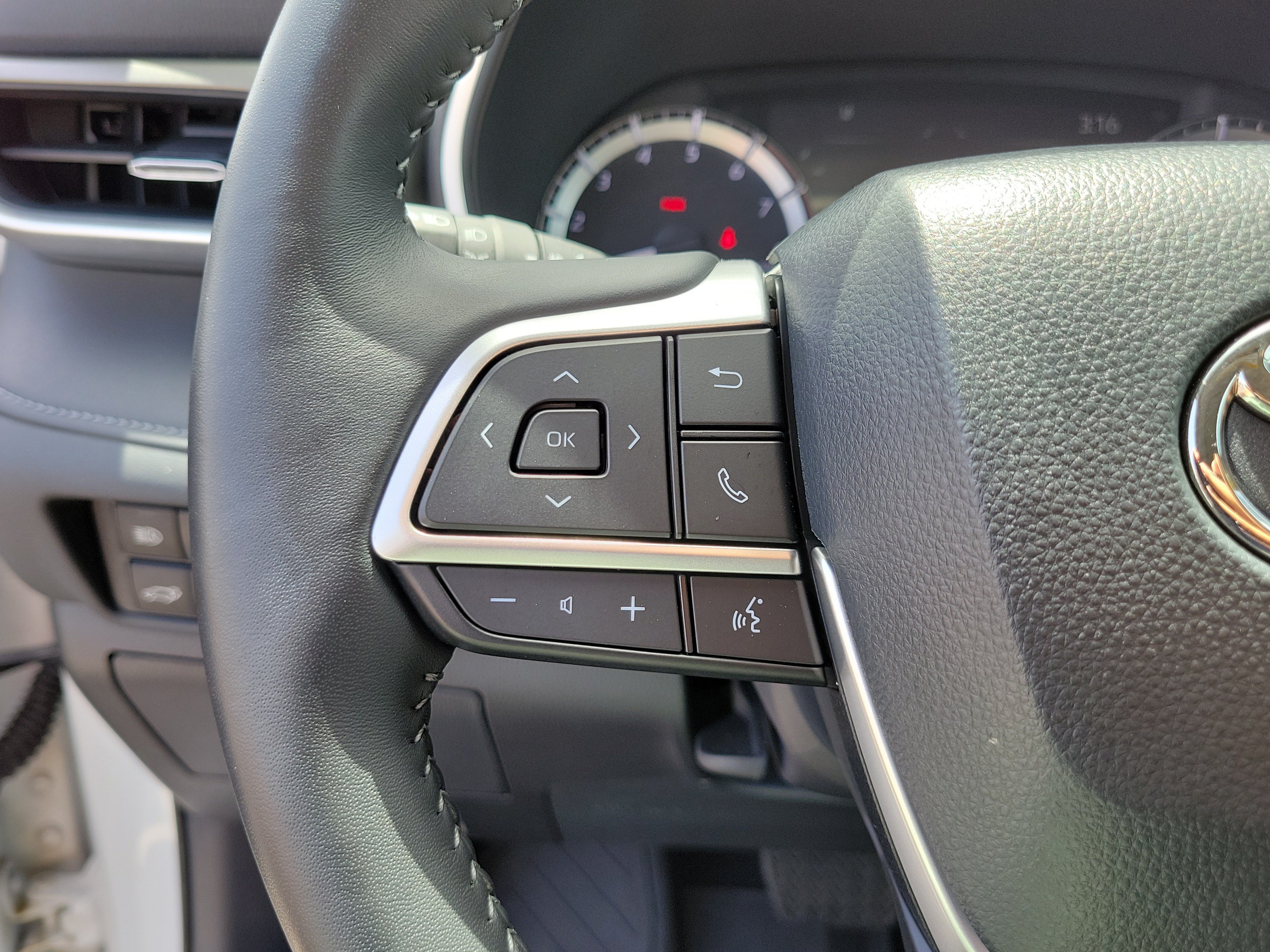 Used 2025 Pearl Toyota XLE image 23