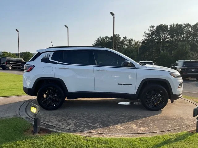 New 2026 Bright White Clearcoat Jeep Latitude image 8