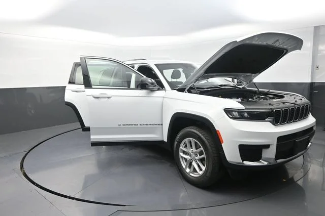 New 2026 Bright White Clear-Coat Exterior Paint Jeep Laredo X image 30