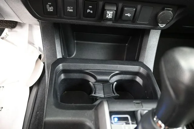 Used 2022 White Toyota SR5 image 31
