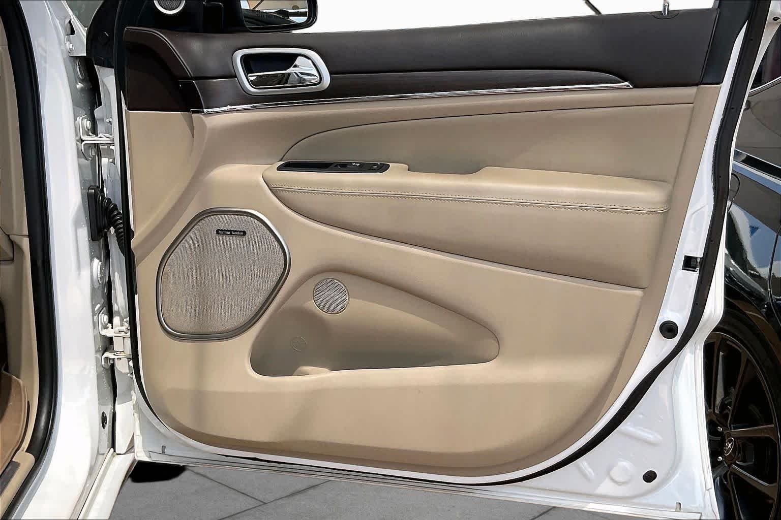 Used 2018 Ivory 3-Coat Jeep Overland image 21