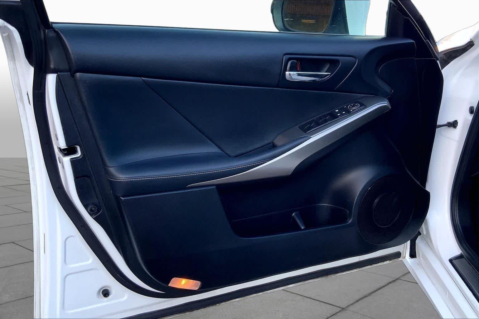 Used 2014 Ultra White Lexus  image 21