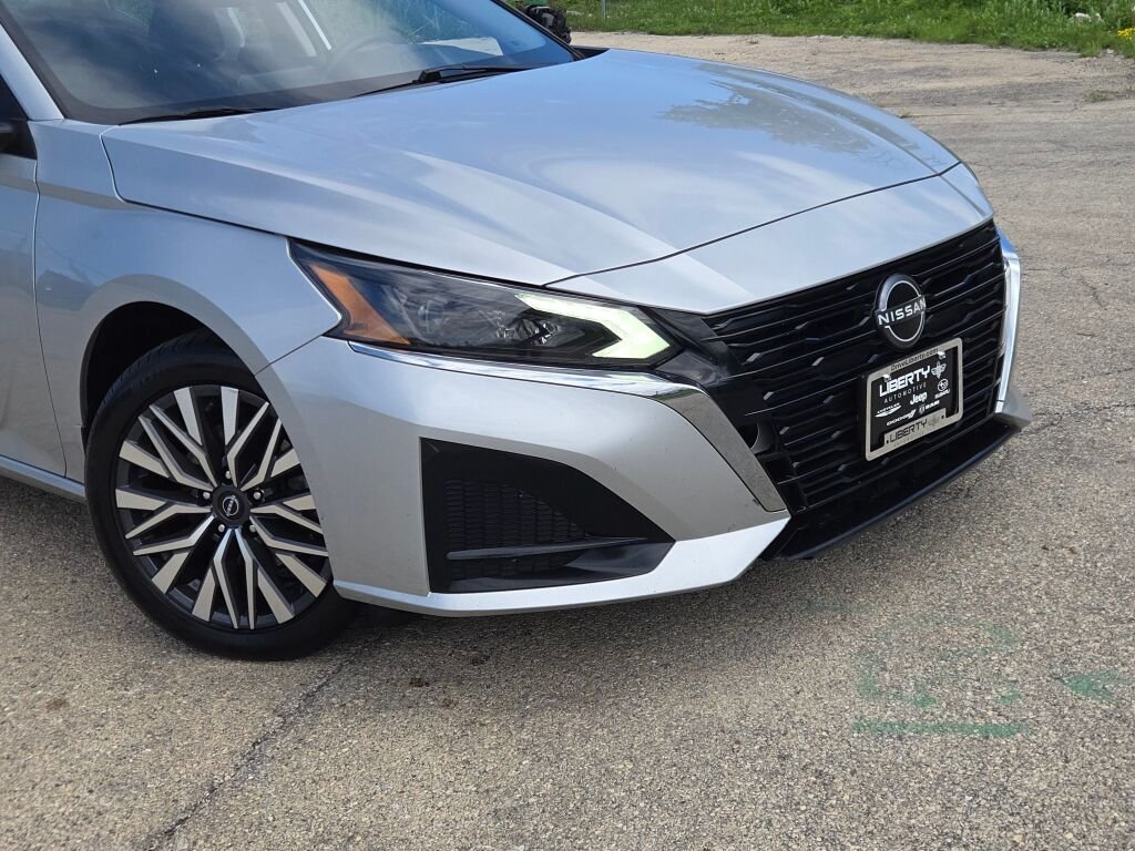 Used 2023 Silver Nissan 2.5 SV image 2