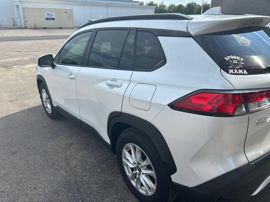 Used 2022 Pearl Toyota LE image 2