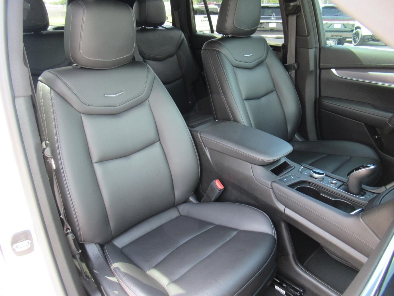 Used 2022 White Cadillac Luxury image 9