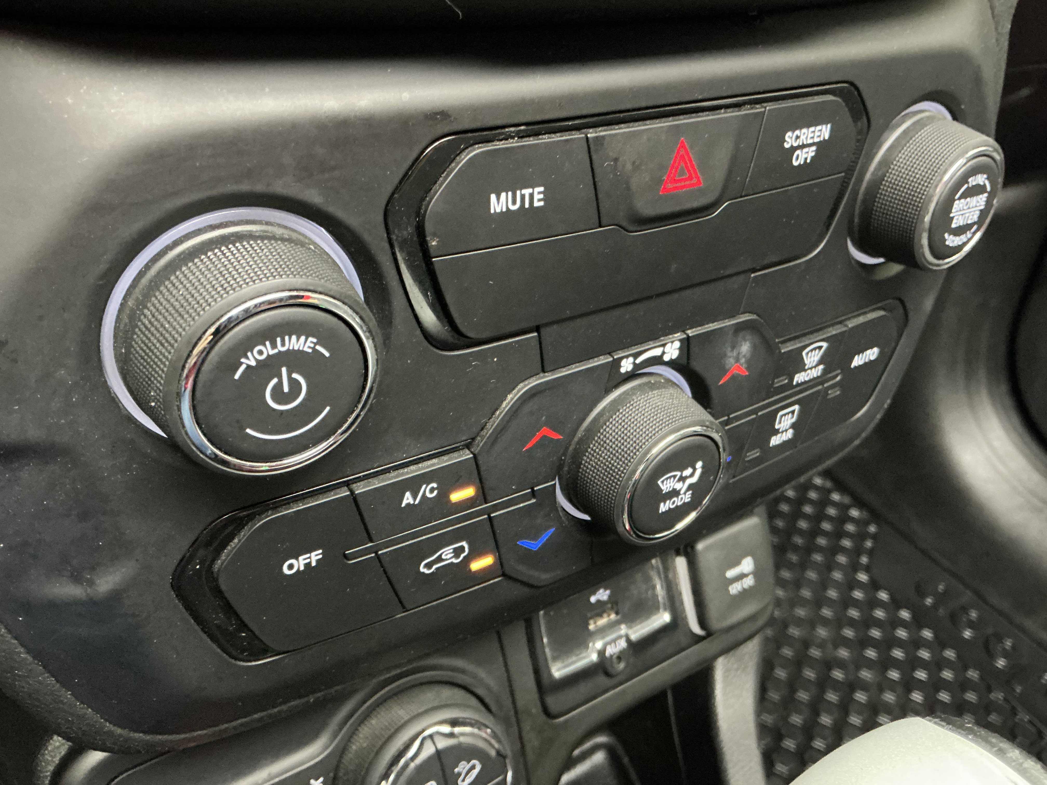 Used 2018 Alpine White Jeep Trailhawk image 12