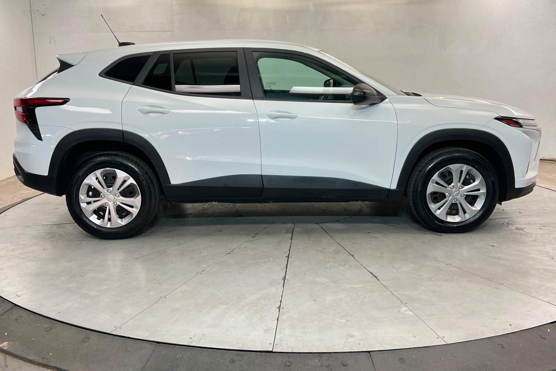 Used 2024 Summit White Chevrolet LS image 7