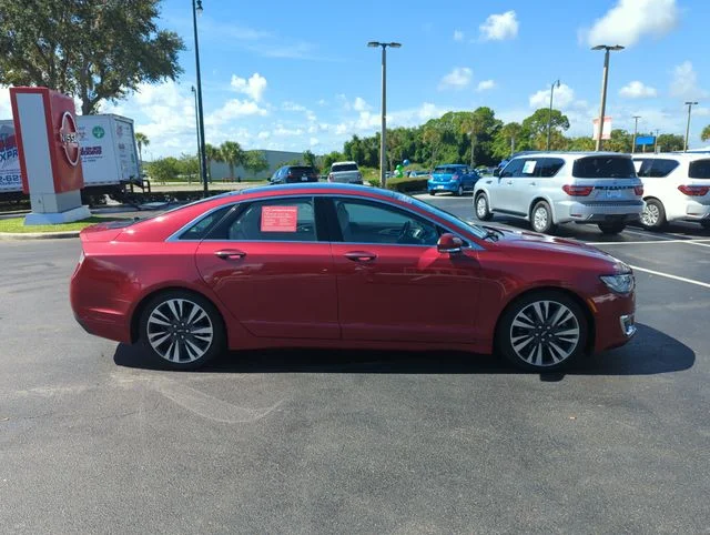 Used 2017 Red Lincoln Reserve image 3