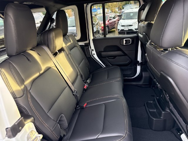 New 2026 Bright White Clear-Coat Exterior Paint Jeep Sahara image 10