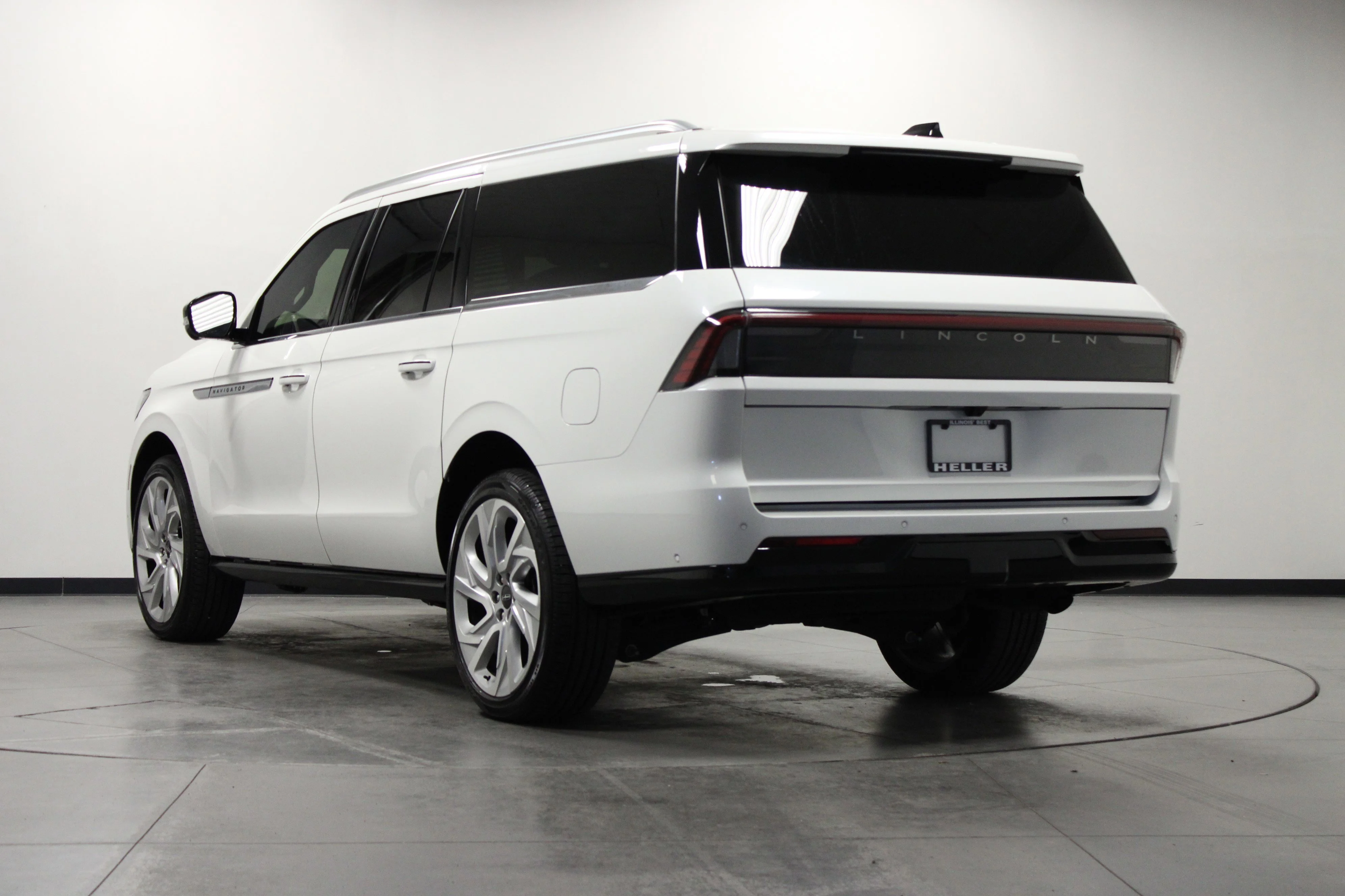 Used 2025 White Metallic Lincoln Reserve image 6