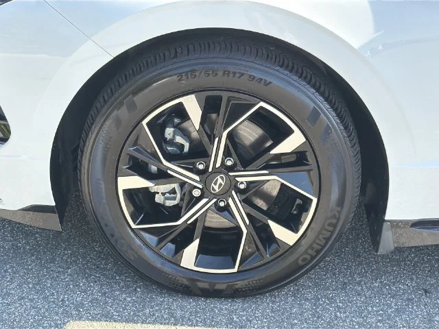 Used 2025 White Hyundai SEL image 39