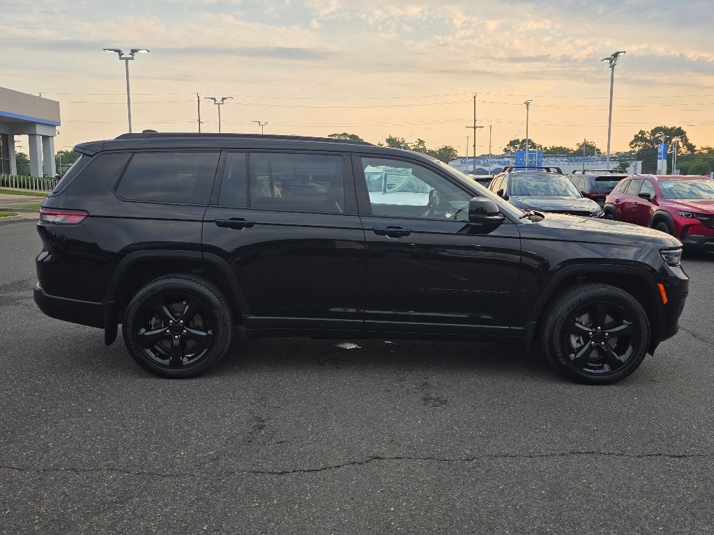 Certified Used 2023 Diamond Black Crystal Pearl Coat Jeep Altitude X image 18