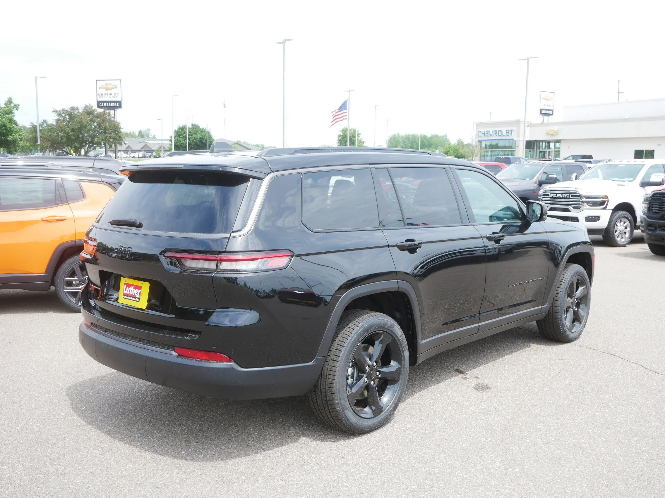 New 2026 Diamond Black Crystal Pearl-Coat Exterior Paint Jeep Limited image 3