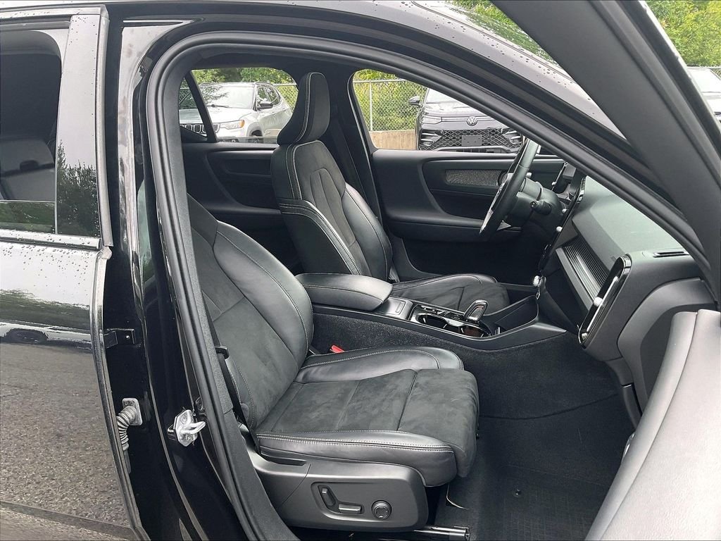 Used 2021 Black Volvo R-Design image 11