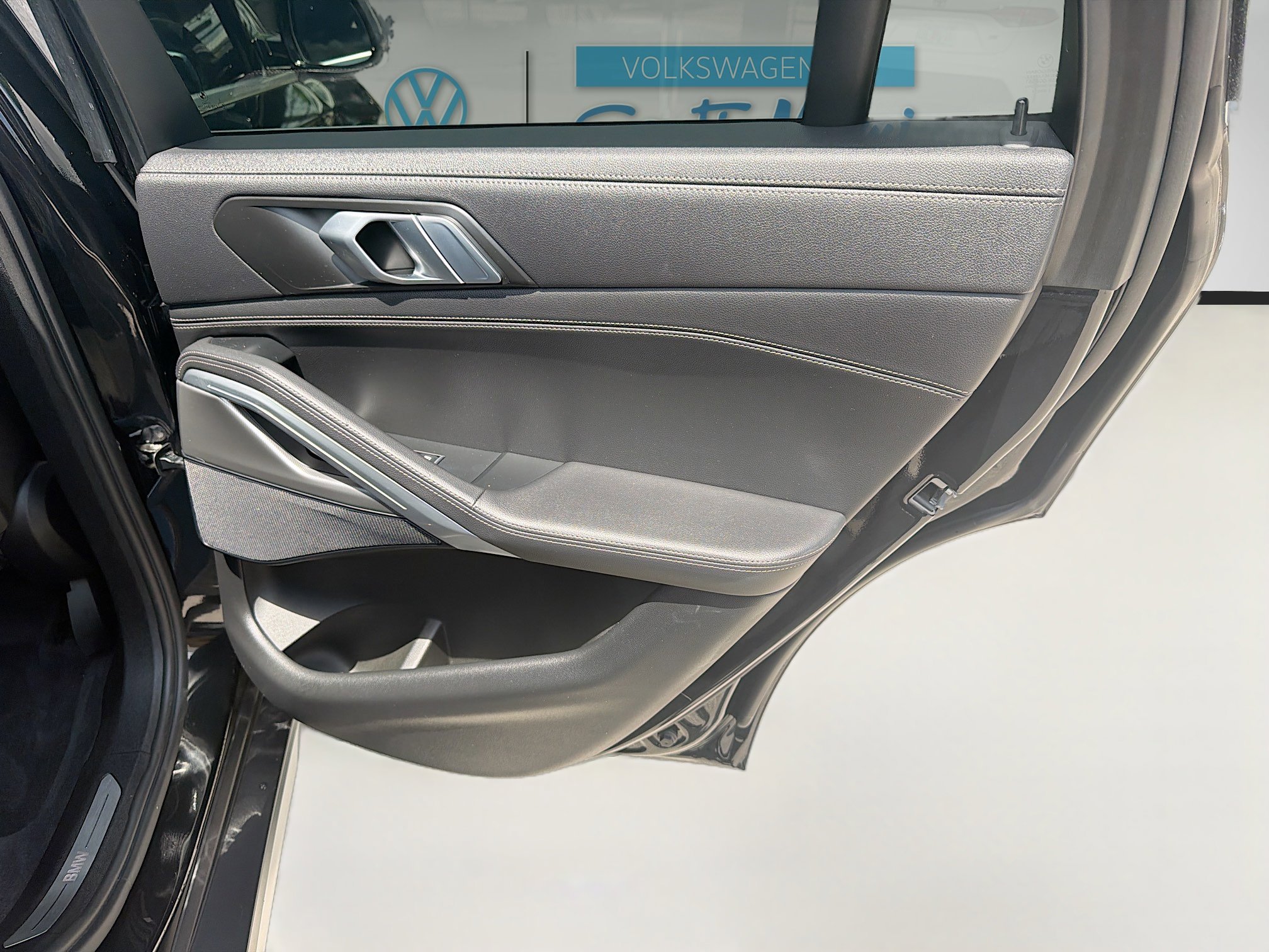 Used 2022 Black Sapphire Metallic BMW xDrive40i image 31