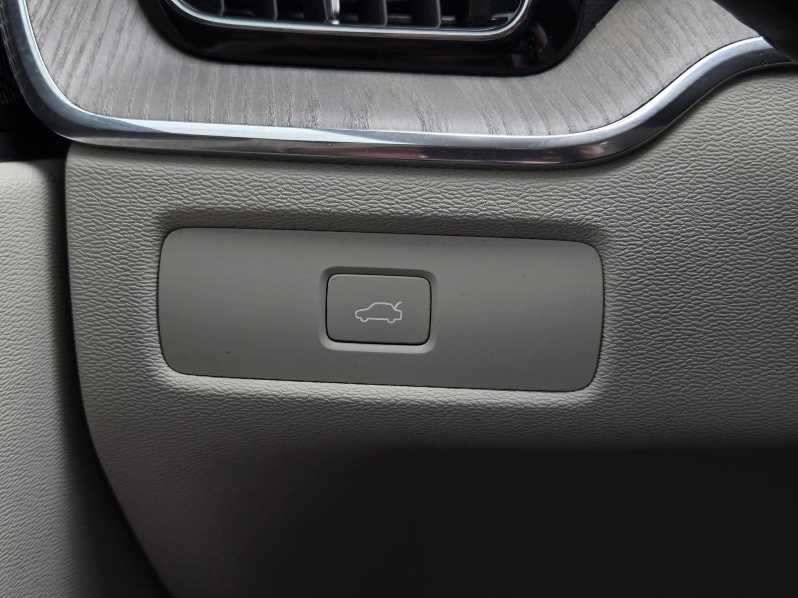 Used 2023 Onyx Black Metallic Volvo Ultimate image 22