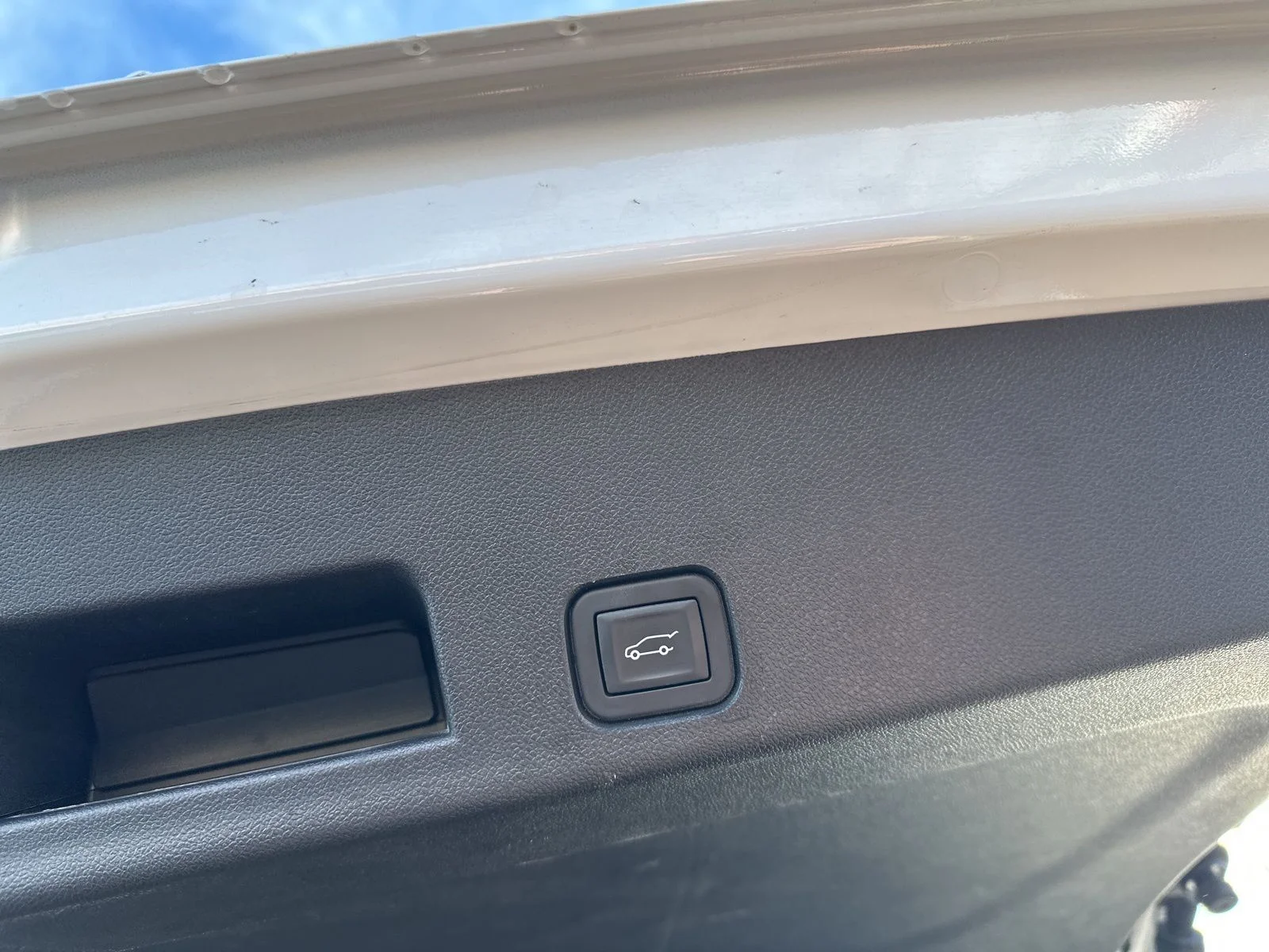 Used 2025 White GMC Elevation image 22