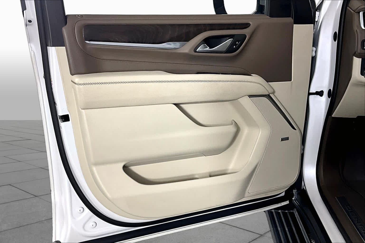 Used 2023 White Frost Tricoat GMC Denali image 21