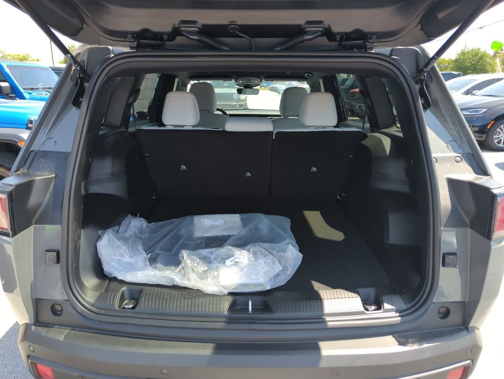 New 2026 Sting-Gray Clearcoat Jeep Laredo image 28