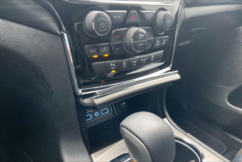 Used 2019 Bright White Clearcoat Jeep Altitude image 25