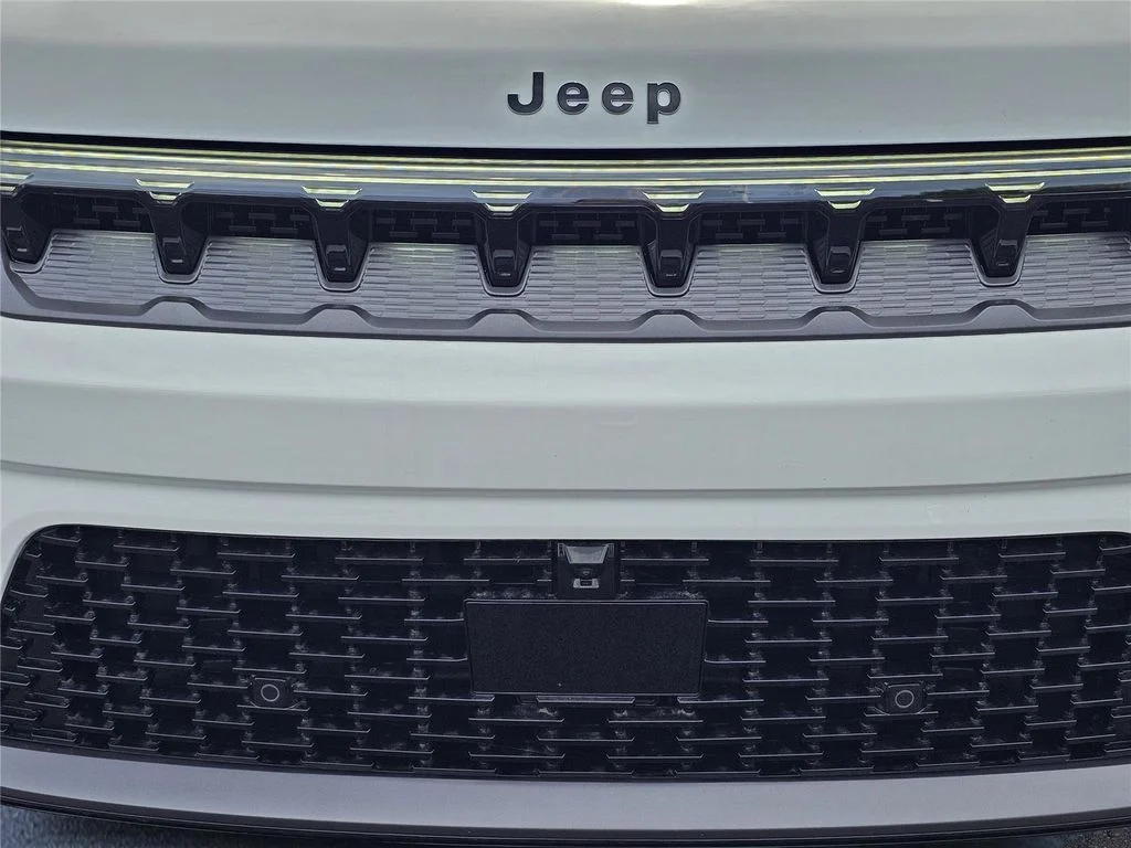 New 2026 Bright White Clear-Coat Exterior Paint Jeep Limited Reserve image 3