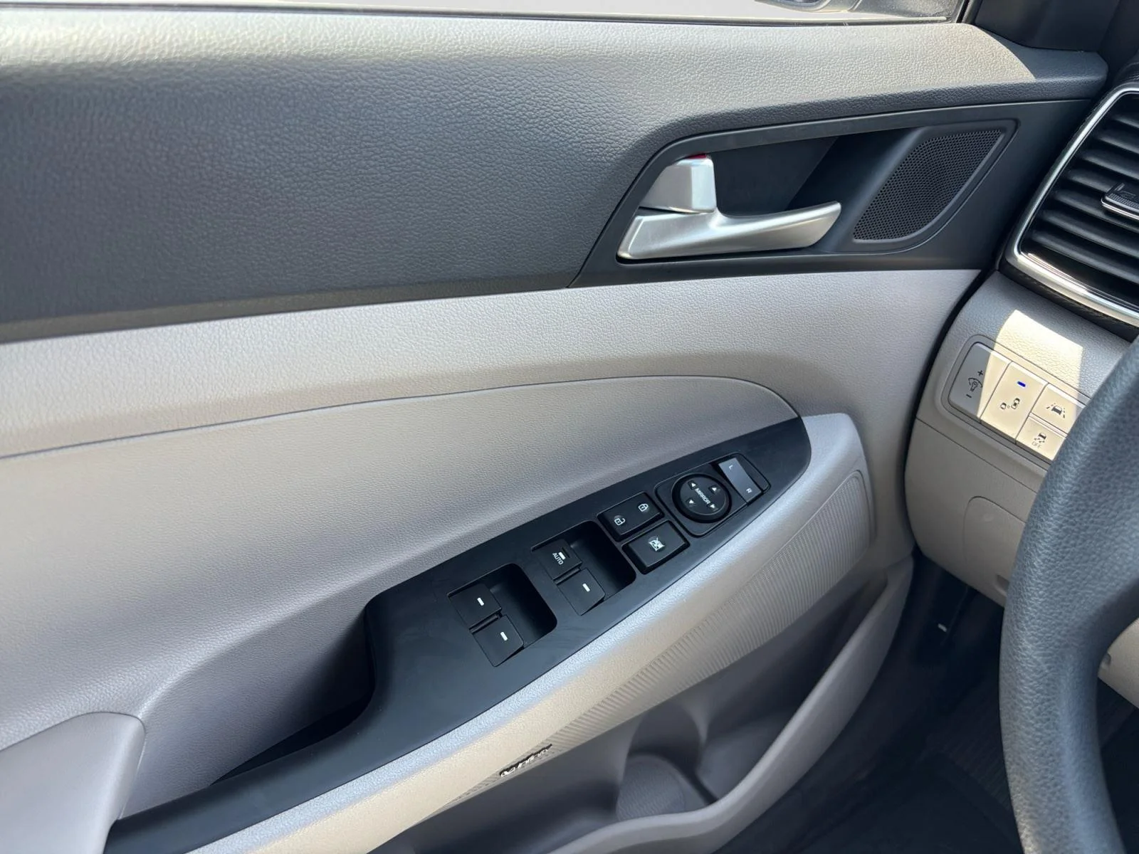 Used 2019 Dazzling White Hyundai Sport image 17