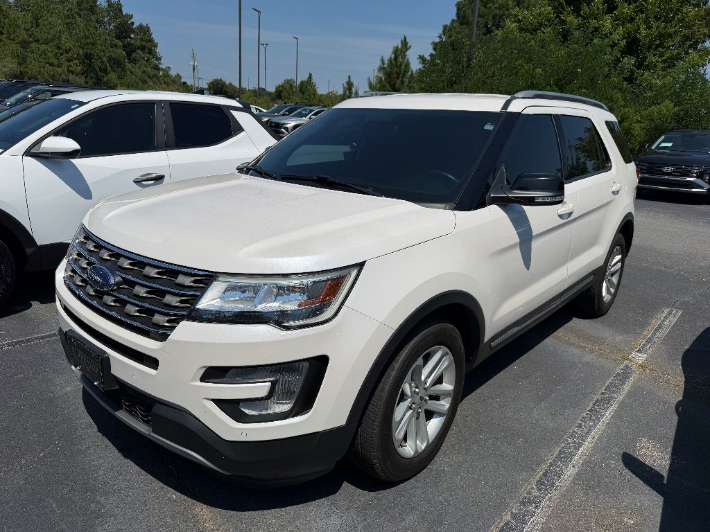 Used 2017 White Platinum Metallic Tri-Coat Ford XLT image 1