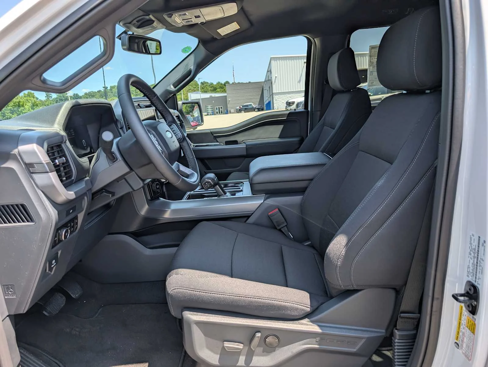 New 2026 Oxford White Ford XLT image 4