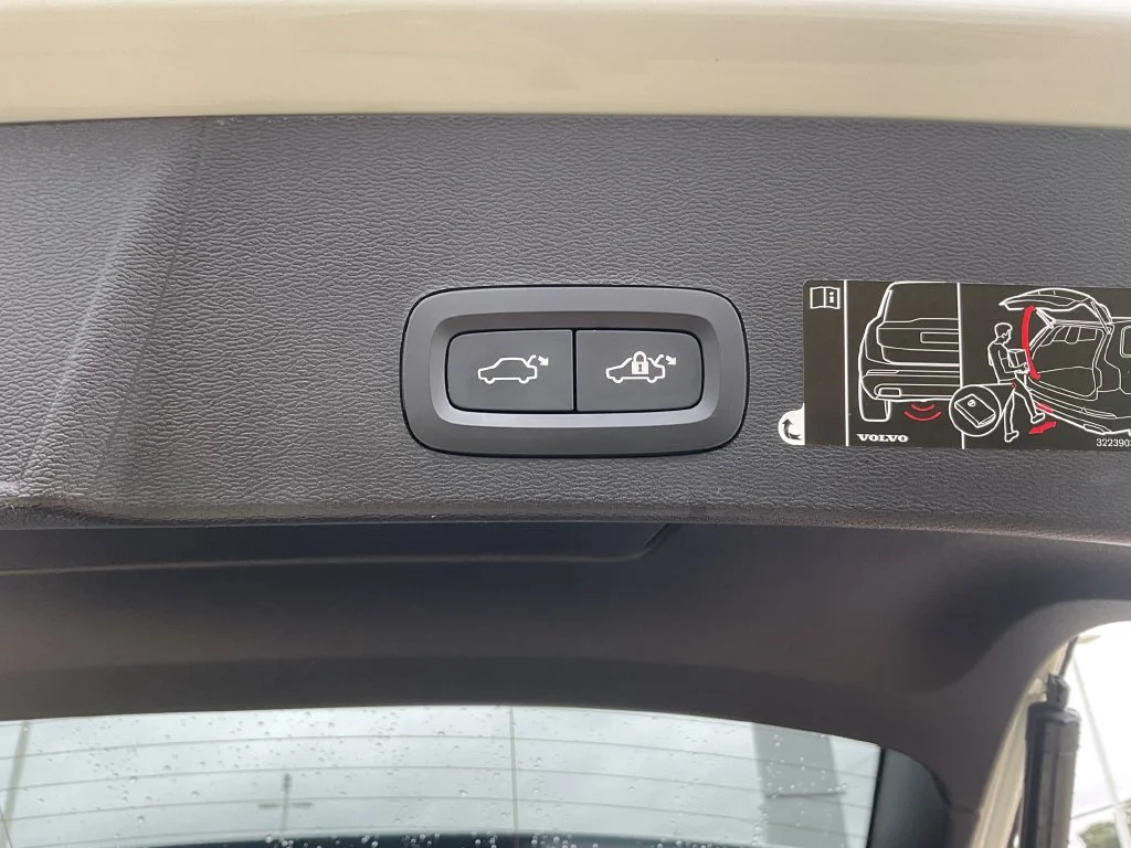 Used 2020 White Volvo Momentum image 11