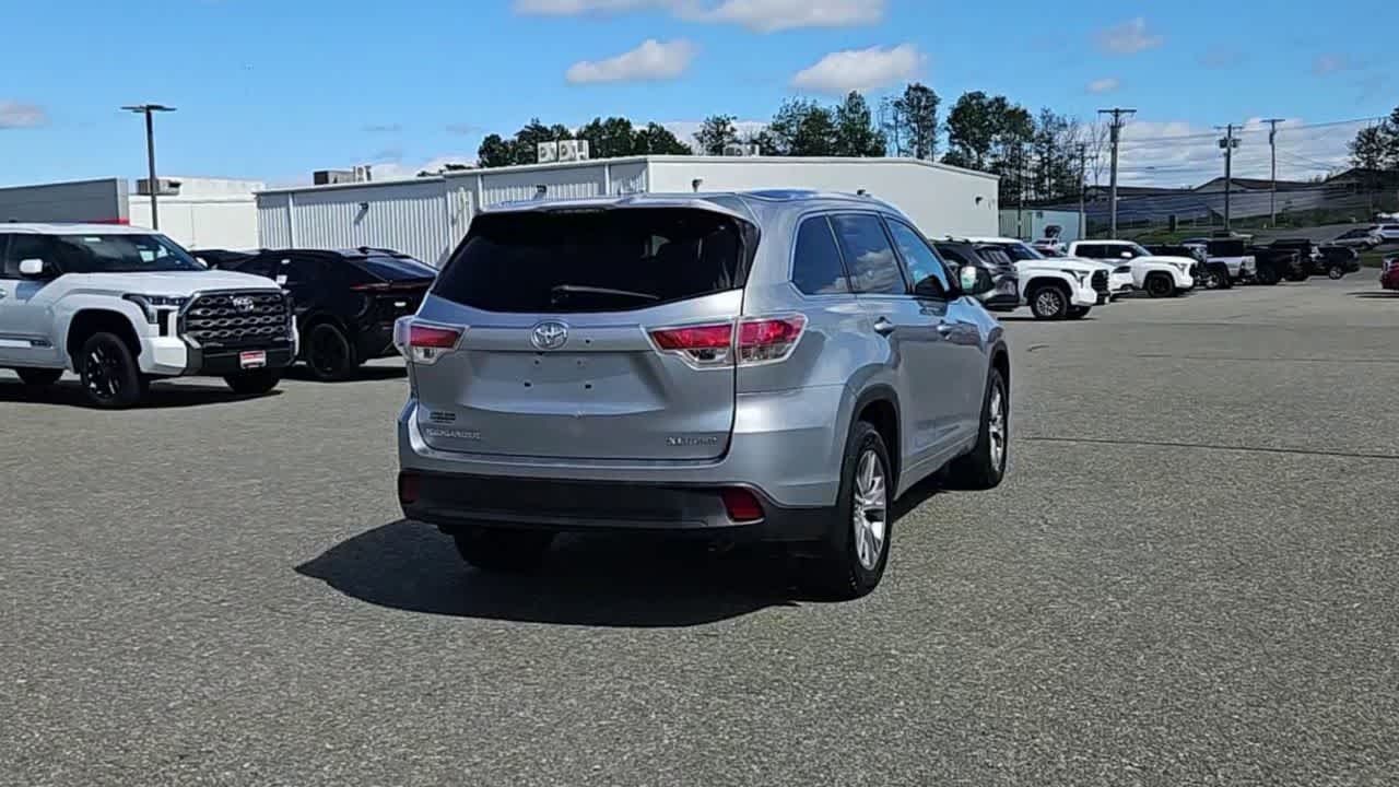 Used 2015 Silver Sky Metallic Toyota XLE image 15