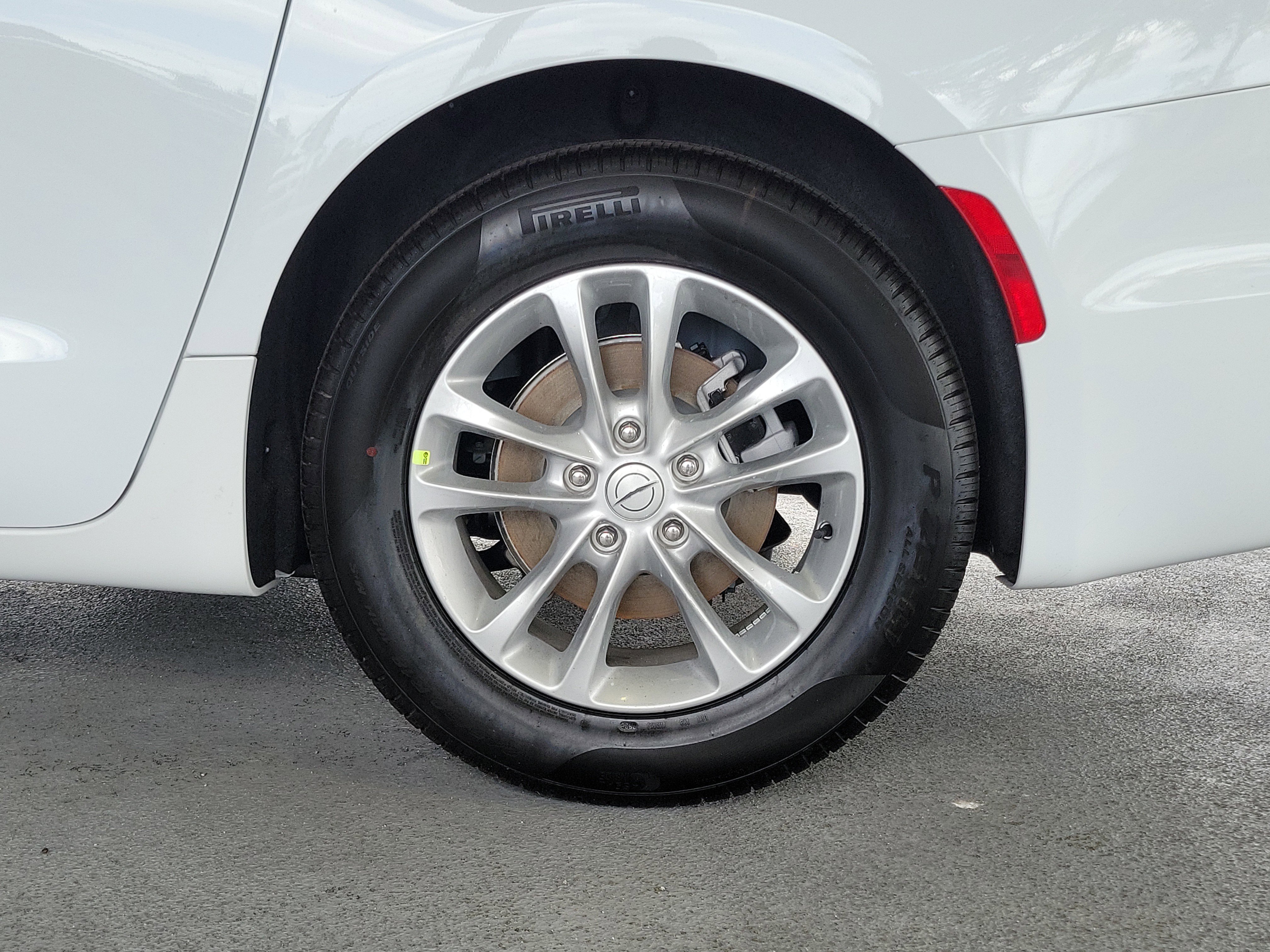 New 2026 Bright White Clear-Coat Exterior Paint Chrysler Select image 6