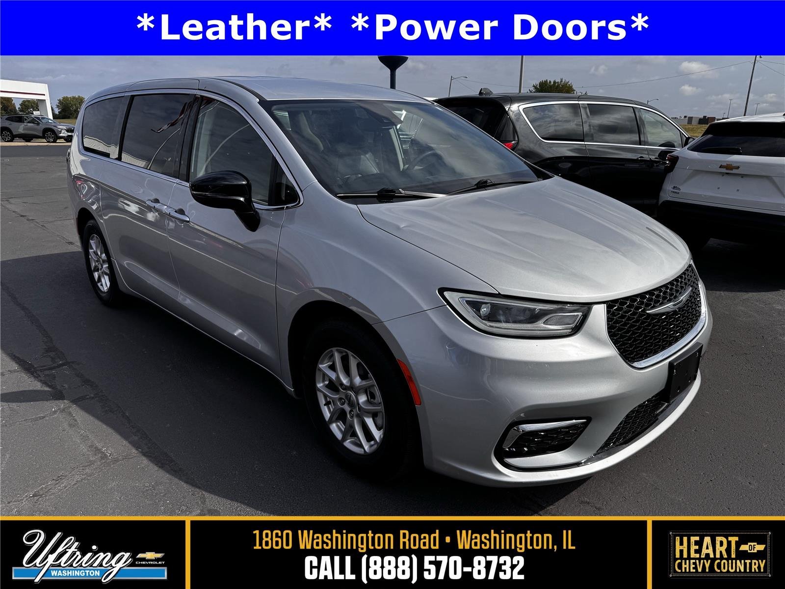 2024 Chrysler Pacifica Touring L's photo
