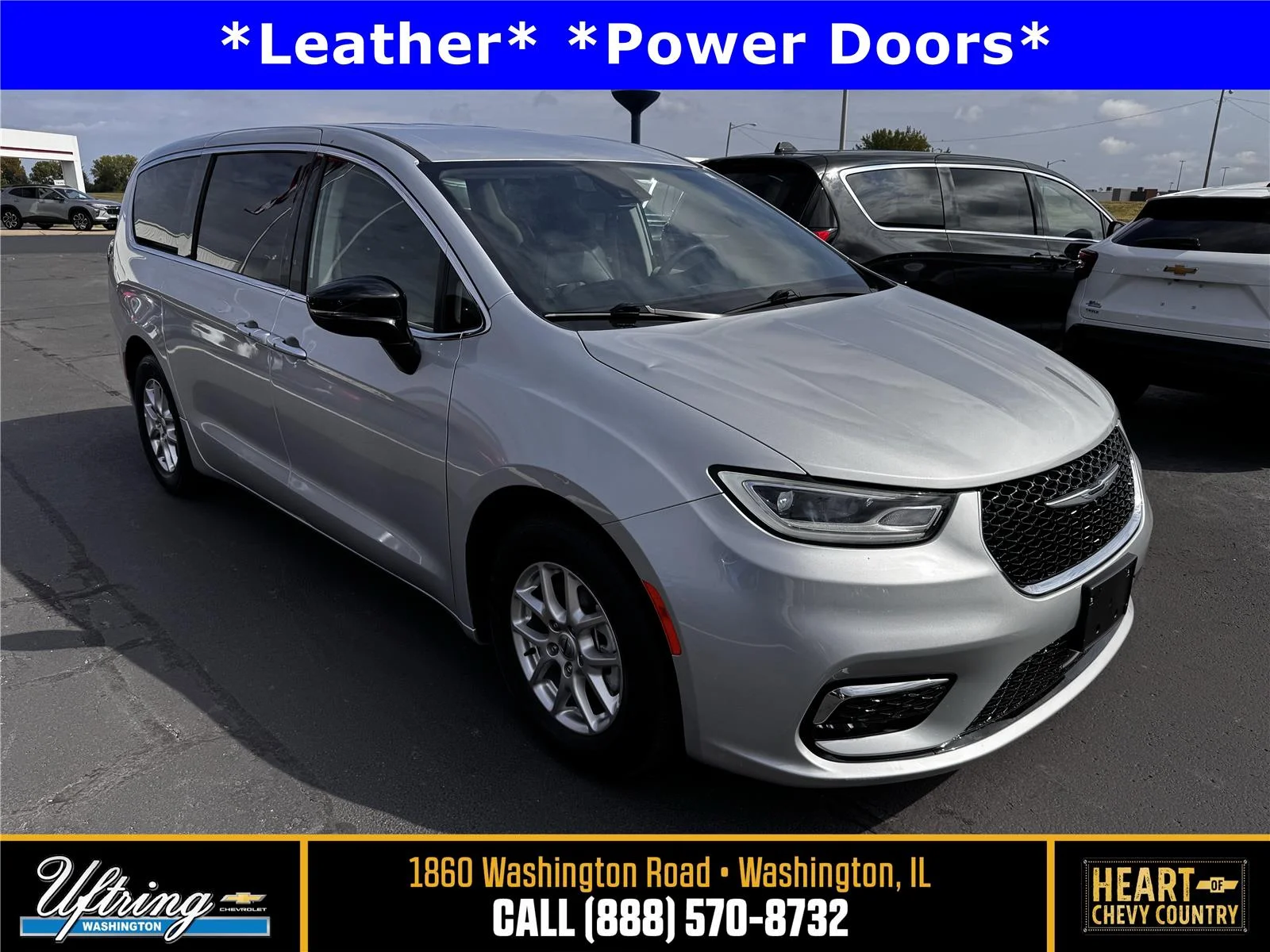 2024 Chrysler Pacifica Touring L's photo
