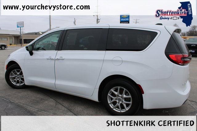 Used 2025 White Chrysler Select image 3