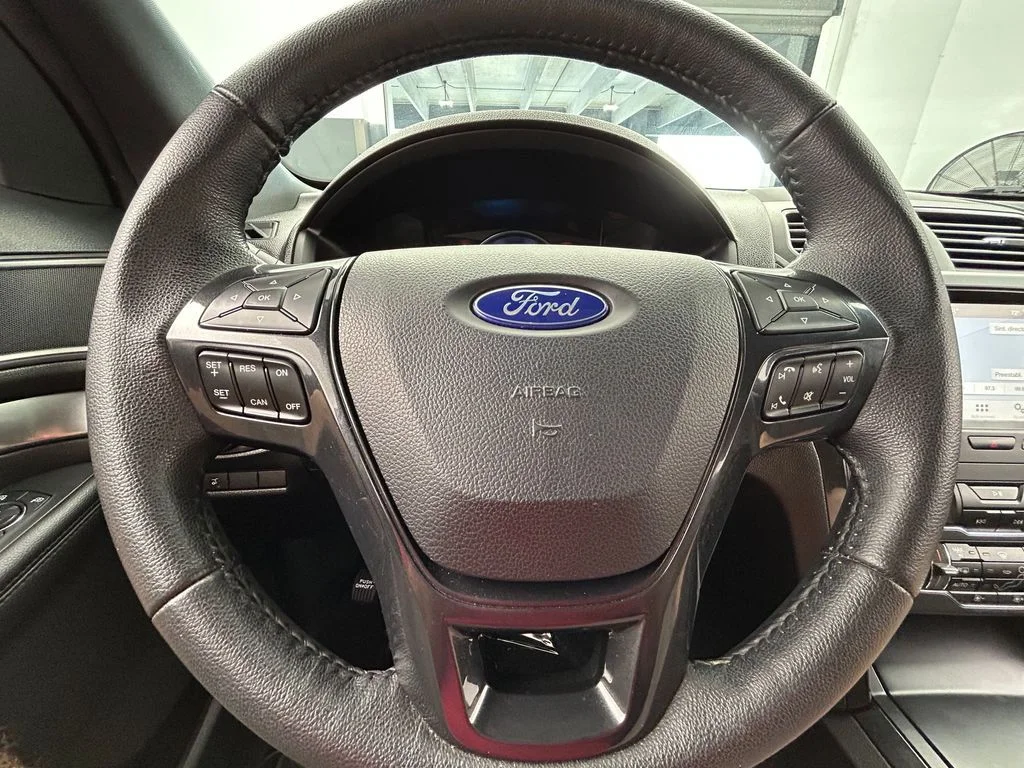 Used 2018 White Platinum Clearcoat Metallic Ford XLT image 27