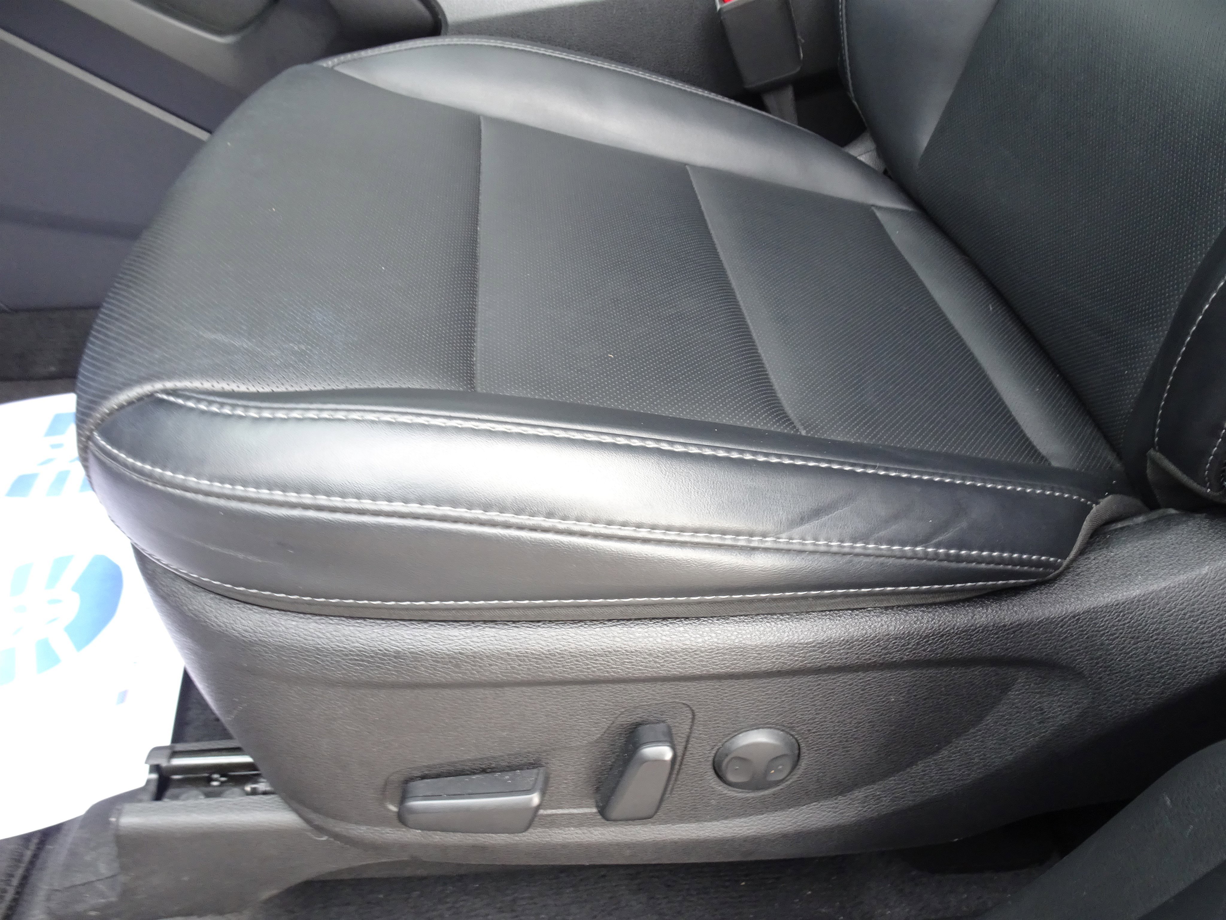 Used 2024 Glacial White Pearl Kia S image 9