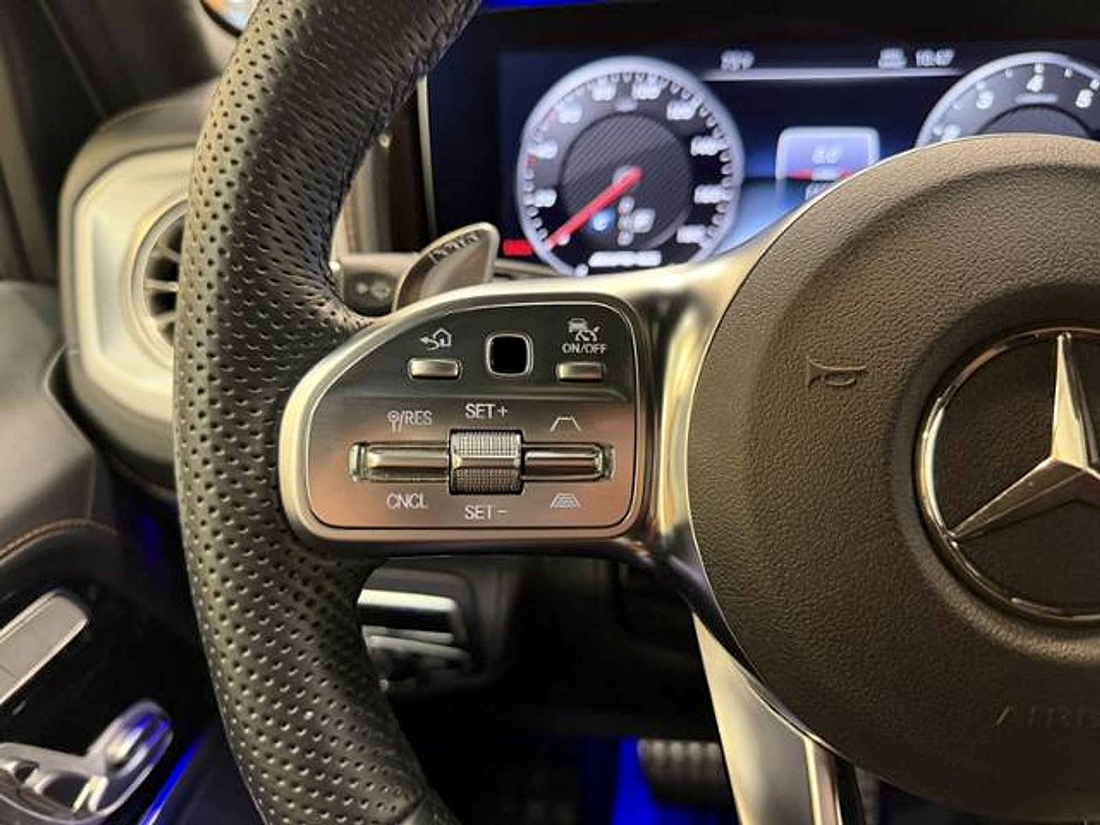 Certified Used 2024 MANUFAKTUR Moonlight White Metallic Mercedes-Benz 4MATIC® image 17