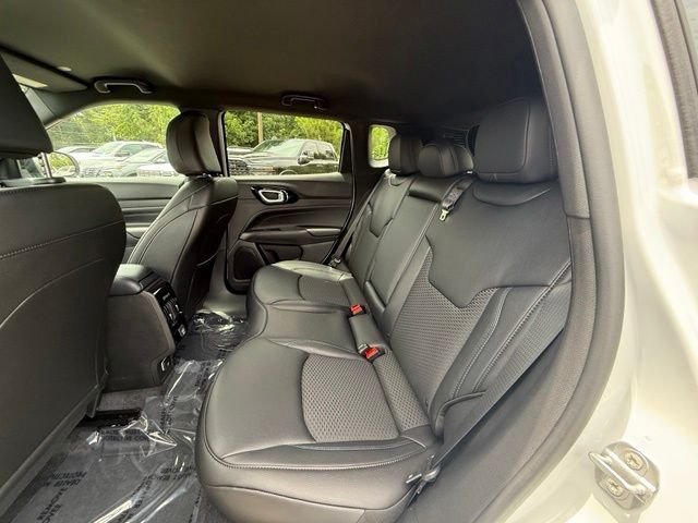 New 2026 Bright White Clearcoat Jeep Latitude image 12