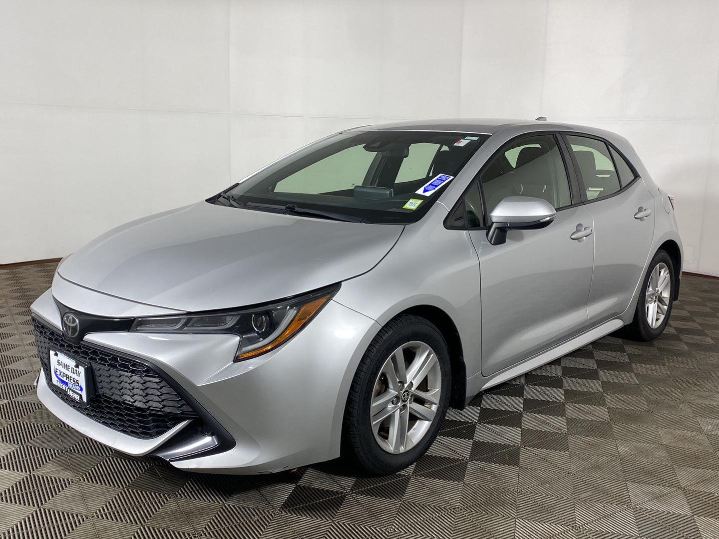 Used 2019 Classic Silver Metallic Toyota SE image 10