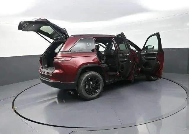 New 2026 Velvet Red Pearl-Coat Exterior Paint Jeep Laredo image 33