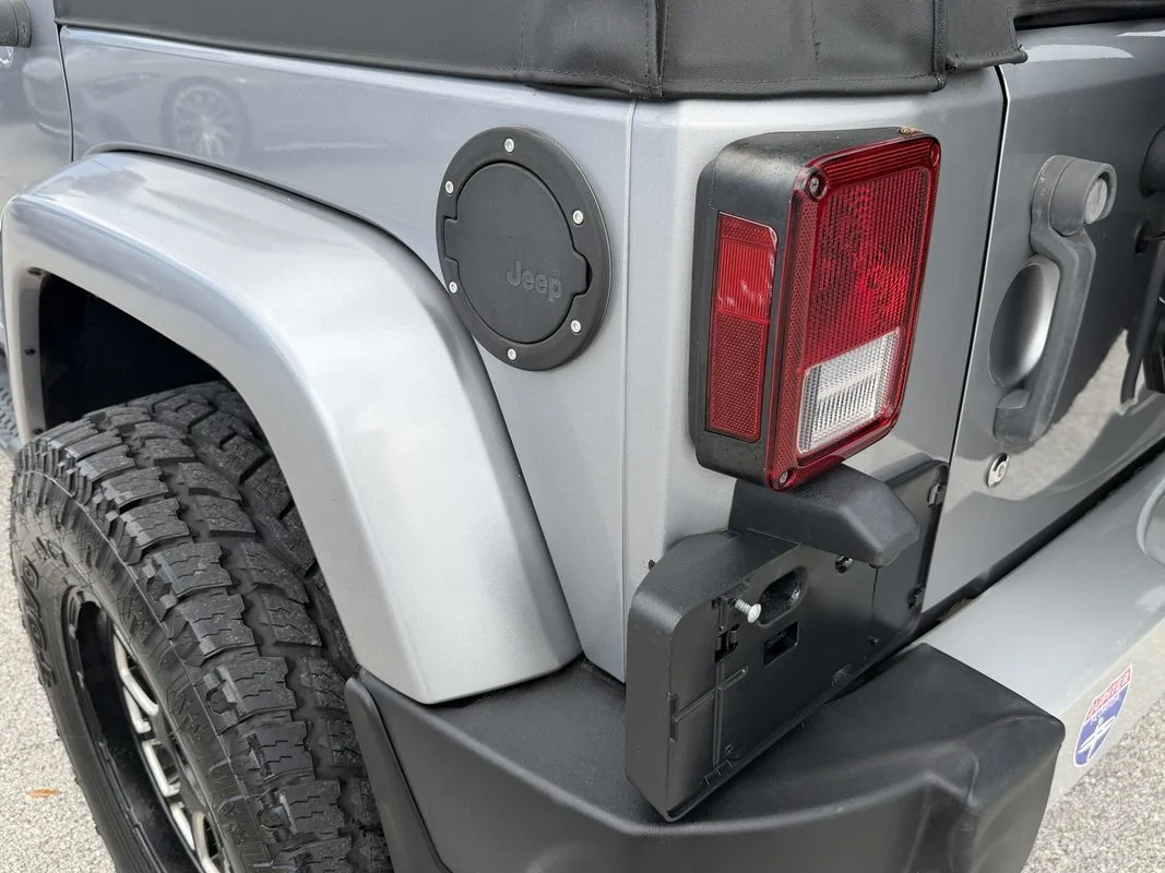 Used 2013  Jeep Sahara image 8
