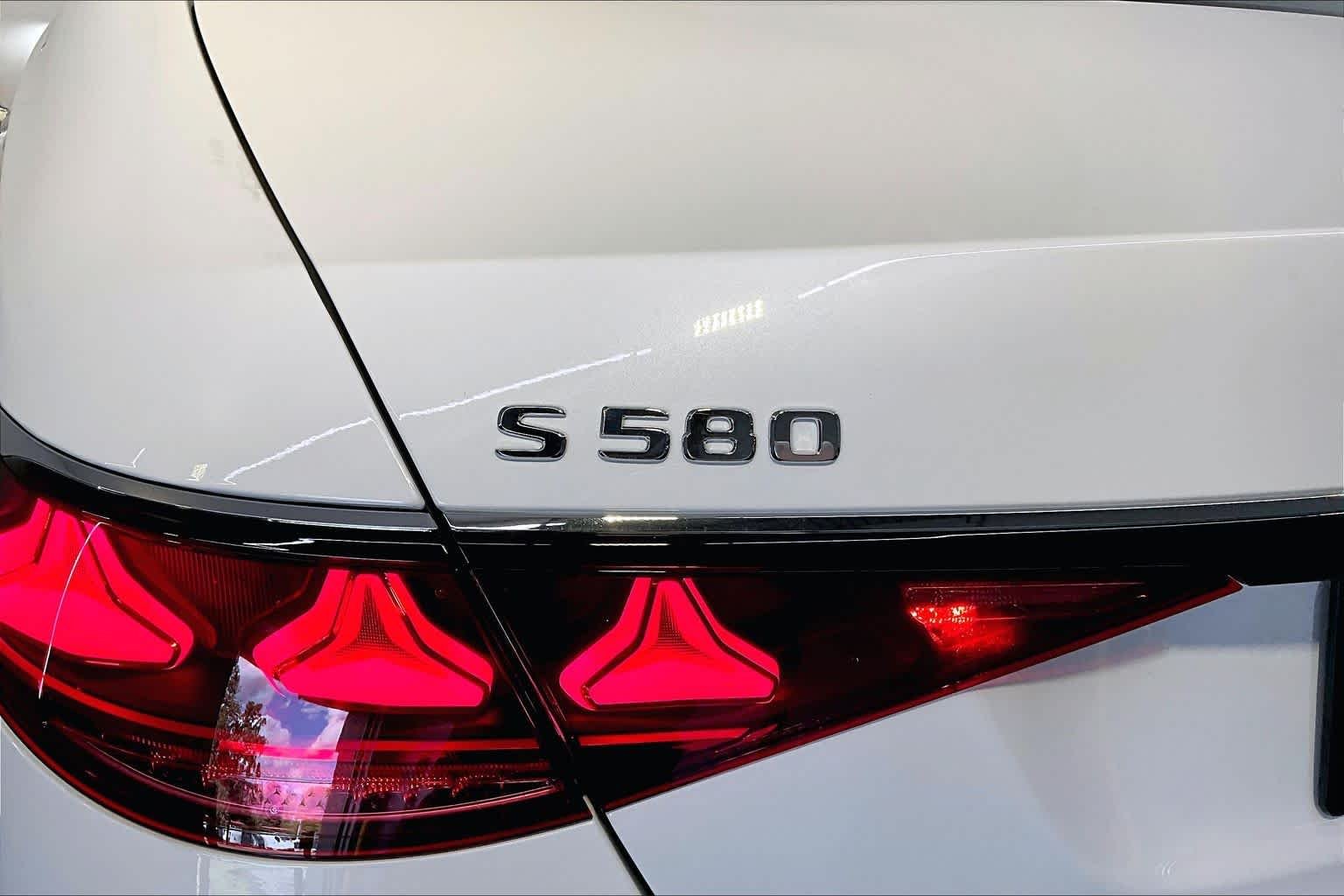New 2027 MANUFAKTUR Moonlight White Metallic Mercedes-Benz S 580 image 6