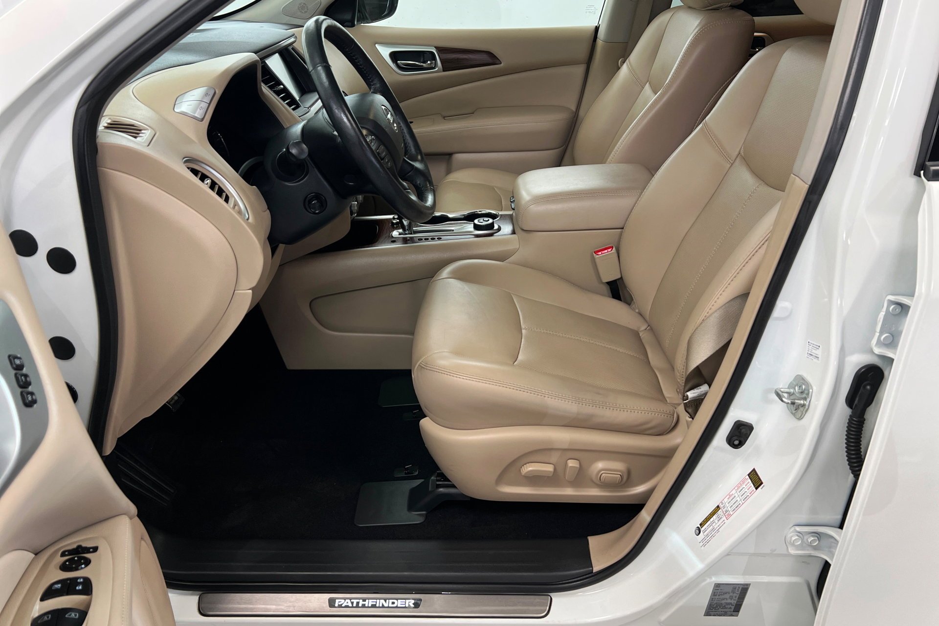 Used 2020 Pearl White Tricoat Nissan Platinum image 18