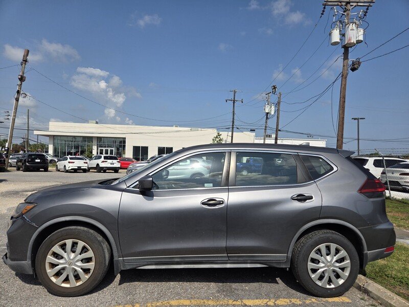 Used 2018 Nissan Rogue S with VIN KNMAT2MT3JP611564 for sale in Kenner, LA