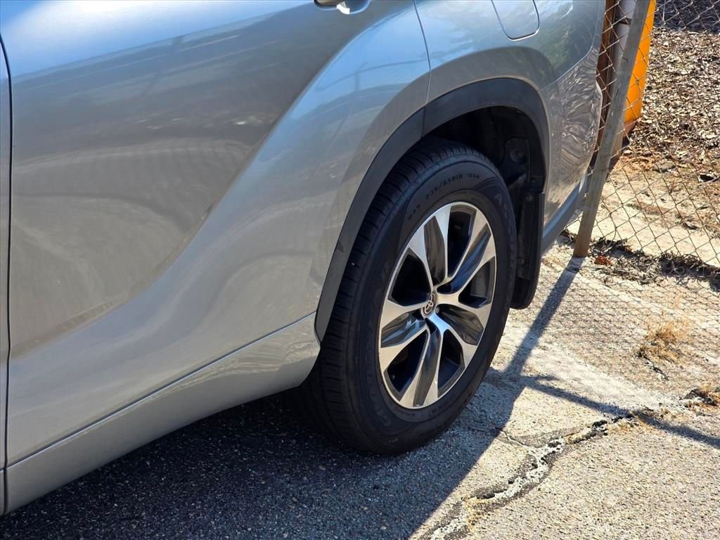 Used 2021 Silver Toyota XLE image 18