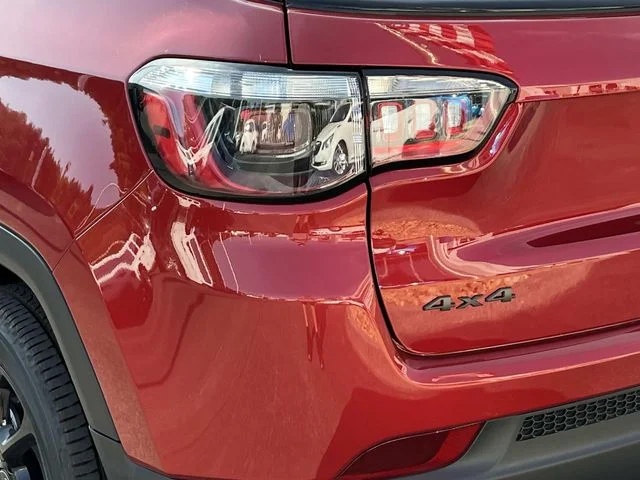 New 2026 Red Hot Pearl-Coat Exterior Paint Jeep Latitude image 5